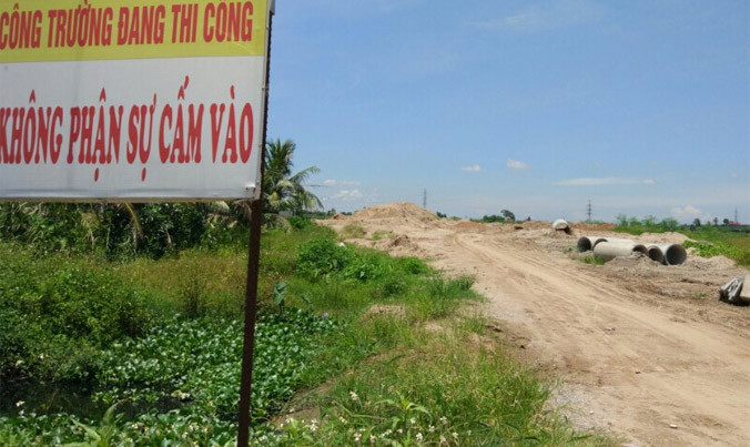 Dự án phát triển giao thông đô thị Hải Phòng, đoạn qua quận Kiến An chậm tiến độ, chỉ có nền cát ngổn ngang. Ảnh: Đỗ Hoàng.