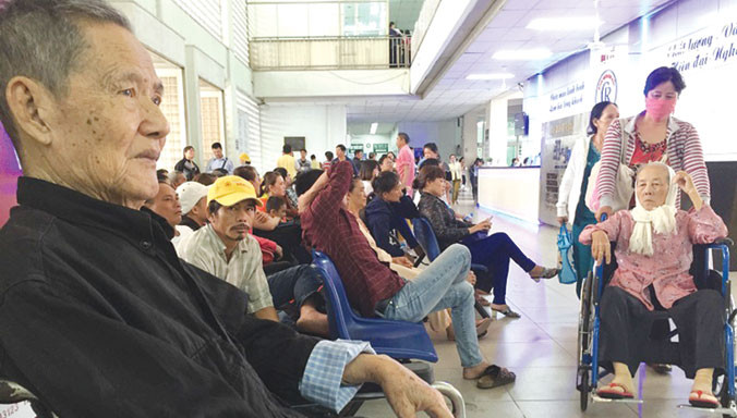 Bệnh nhân tại Bệnh viện Chợ Rẫy TPHCM trong ngày đầu tăng viện phí theo Thông tư 37. Ảnh: Quốc Ngọc.