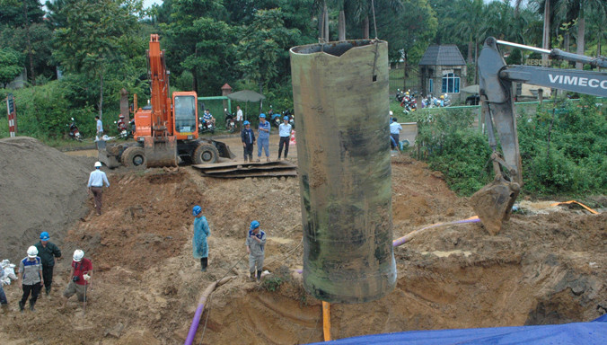 Khắc phục sự cố đường ống nước sông Đà. Ảnh: Như Ý.