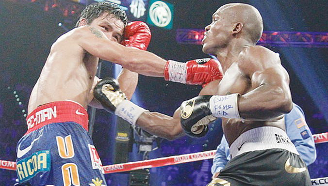 Pacquiao và Bradley trong lần so găng đầu tiên năm 2012. Ảnh: AP.