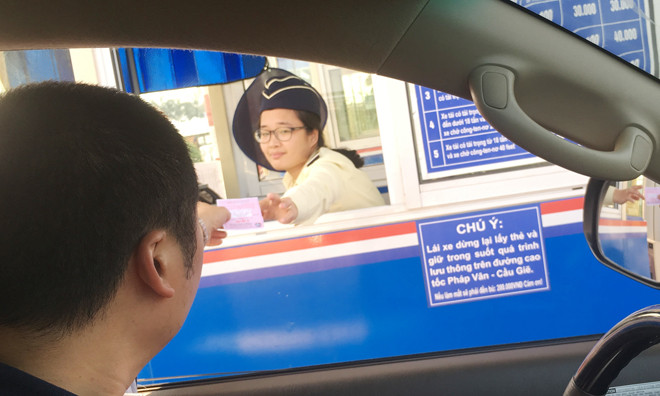 Thay vì sử dụng vé điện tử, tất cả xe qua trạm thu phí Pháp Vân - Cầu Giẽ đang được phát vé giấy. Ảnh: Trọng Đảng.