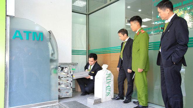 Ngân hàng phải tăng lớp bảo mật và liên tục khuyến cáo để bảo vệ tài khoản cho khách hàng. Ảnh: Như Ý.