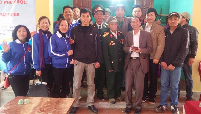 Cựu binh Phương Văn Phín (giữa, hàng đầu) trong lễ khánh thành nhà mới.