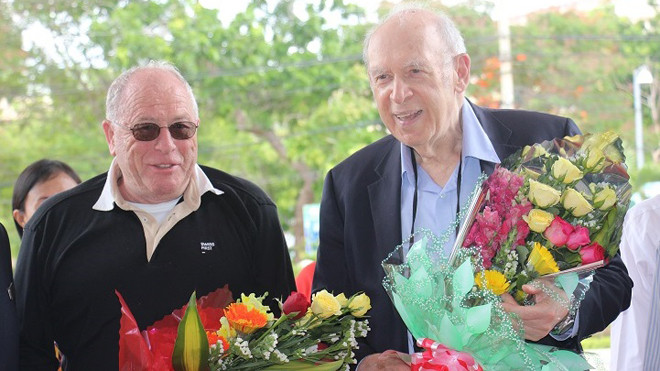 GS Kurt Wuthrich và GS Jerome Isaac Friedman.