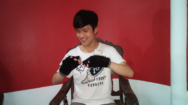 Ngô Lê Duy Phong và sản phẩm găng tay thông minh cho người khiếm thị.