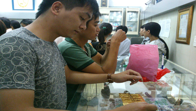 Người dân phản ánh vàng SJC 1 chữ số đang bị nhiều cửa hàng ép giá.