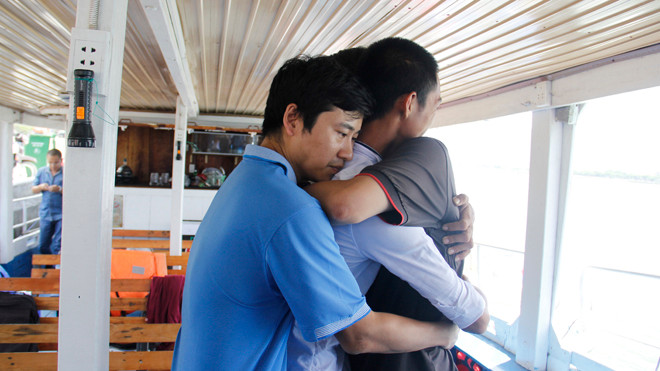 Ôm lấy ân nhân trước khi rời Đà Nẵng. Ảnh: Thanh Trần.