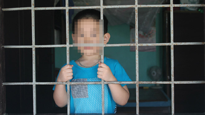 Việc trẻ em bị nhốt trong nhà một mình sẽ đối mặt với nhiều tai nạn thương tâm, thậm chí là mất cả tính mạng (Ảnh minh họa).