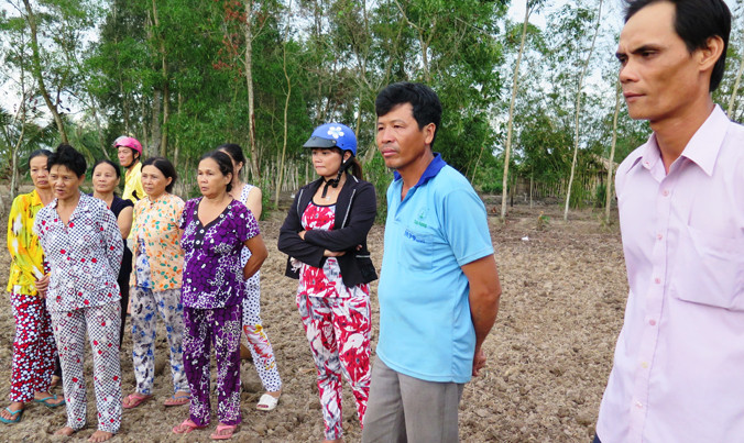 Những nông dân ở ấp Rạch Lùm A bức xúc vì chưa được hỗ trợ thiệt hại mặn, hạn.