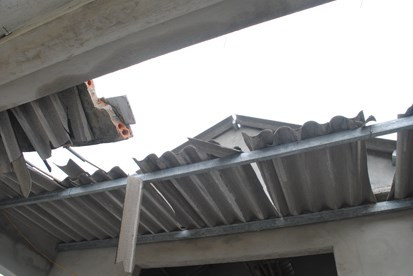 Trận lốc dữ đã làm 320 nhà dân bị tốc mái, hàng nghìn cây ăn quả, cây lâm nghiệp và hơn 150ha lúa đông xuân làm đòng bị đổ rạp.
