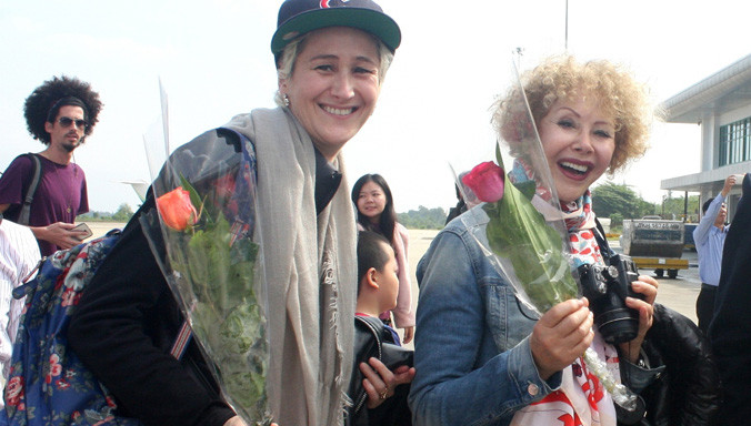 Những du khách quốc tế đầu tiên đến Huế năm 2016 phấn khích, cảm kích trước sự chào đón nhiệt thành của ngành Du lịch Huế.