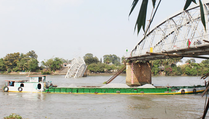 Sà lan được phép qua phần còn lại của cầu Ghềnh có sự giám sát. Ảnh: PV.