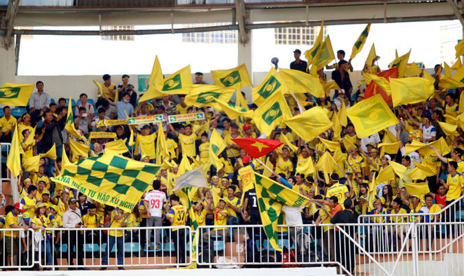 CĐV SLNA khuấy động sân Pleiku chiều 24/4. Ảnh: Tuấn Phạm.