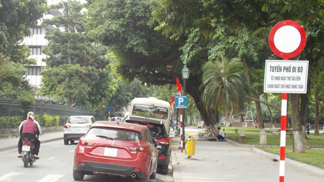 Phố Lê Thạch, một trong 16 tuyến phố cấm phương tiện để đi bộ vào tối nay. Ảnh: Trọng Đảng.