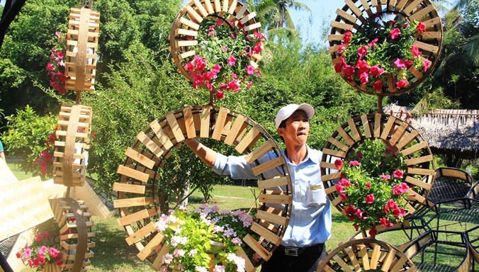 Những tiểu cảnh đang được gấp rút hoàn thành để đưa ra đường hoa. Ảnh: Ngô Bình.