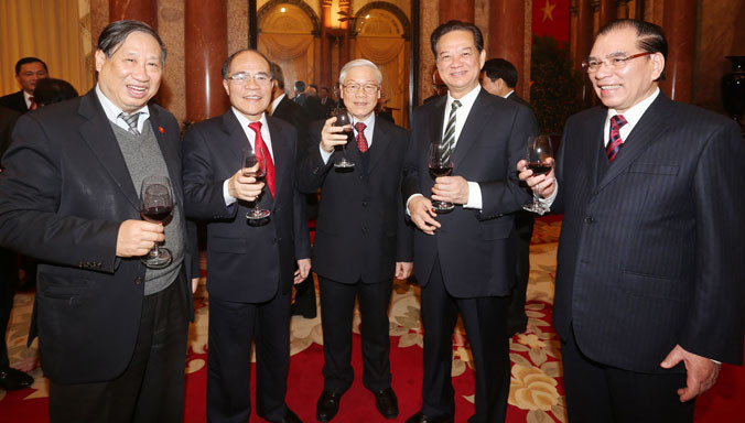 Tổng Bí thư Nguyễn Phú Trọng chúc Tết các đồng chí lão thành cách mạng, nguyên lãnh đạo Đảng, Nhà nước, Mặt trận Tổ quốc Việt Nam. Ảnh: TTXVN.