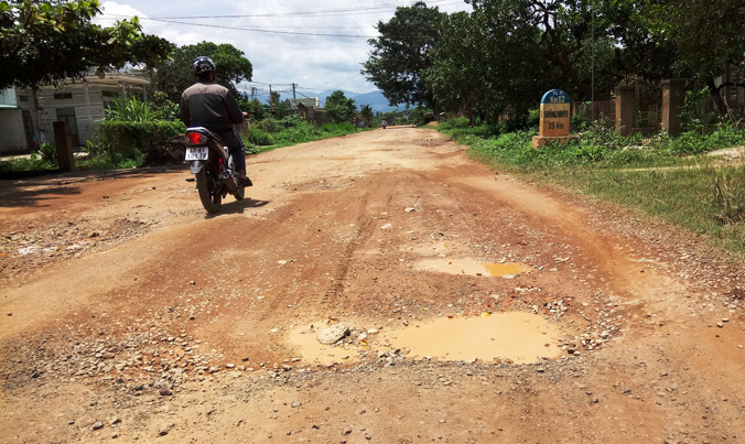 Nhiều vị trí nhựa đường chỉ còn lại lớp đất đá.