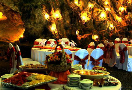 Biến di sản Hạ Long thành phòng tiệc