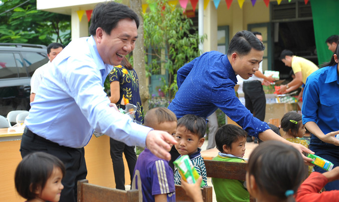 Bí thư thường trực T.Ư Đoàn Nguyễn Mạnh Dũng tặng quà Trung thu cho học sinh. Ảnh: Xuân Tùng.