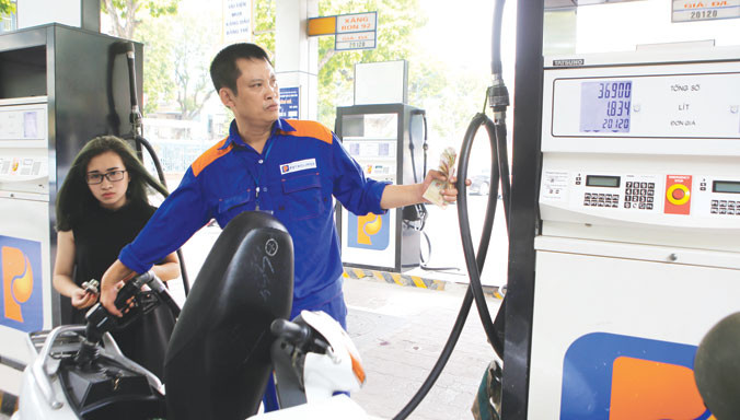 Petrolimex lãi lớn một phần nhờ hưởng lợi từ vị thế độc quyền. Ảnh: Như Ý.