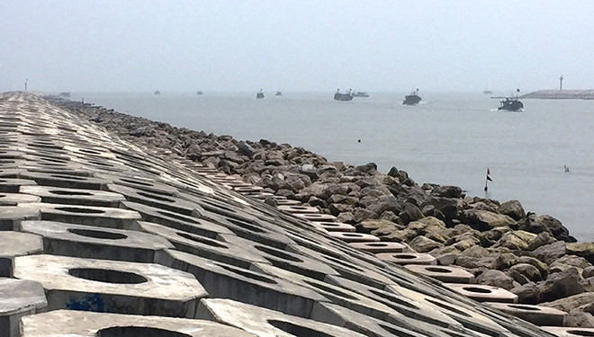 Cửa sông Lạch Giang được xây dựng theo chuẩn quốc tế nhưng vẫn chưa thu hút được tàu lớn ra vào. Ảnh: Bảo An.