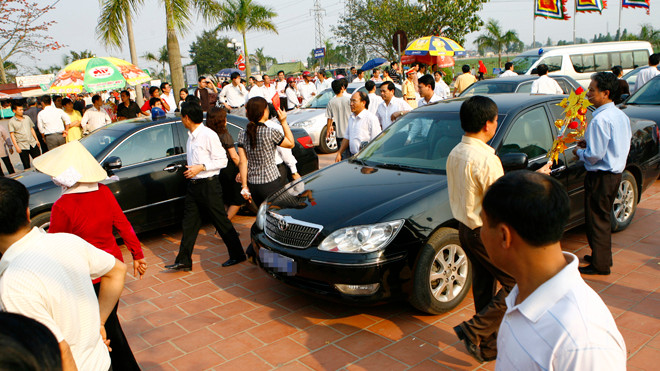 Xe công đi lễ hội. Ảnh: Hồng Vĩnh.