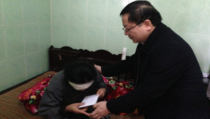 Thăm hỏi động viên chị Nguyễn Thị Phú - vợ anh Phạm Đăng Định. Ảnh: Hoàng Rự.