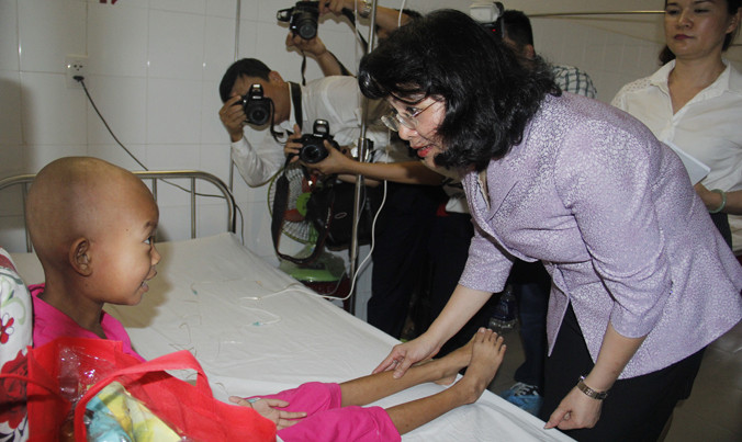 Phó Chủ tịch nước thăm hỏi, tặng quà cho bệnh nhi Đà Nẵng