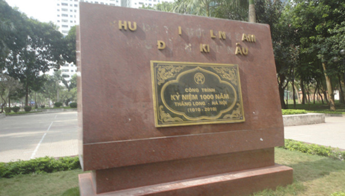 Nhếch nhác tấm biển kỷ niệm