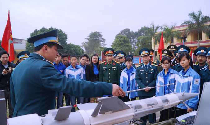 Việc nâng cao ứng dụng công nghệ thông tin sẽ giúp công tác Đoàn và phong trào thanh niên toàn quân thêm hiệu quả, thiết thực. Ảnh: Nguyễn Minh.