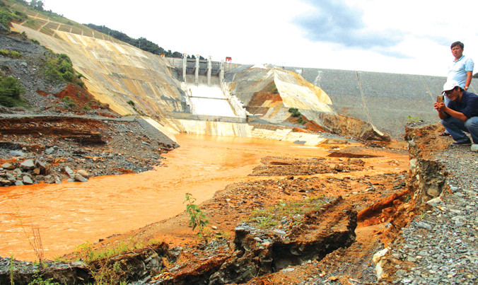 Sự cố vỡ van đường dẫn thủy điện Sông Bung 2 khiến nhiều người lo lắng về chất lượng công trình và độ an toàn khi vận hành. Ảnh: Hoài Văn.