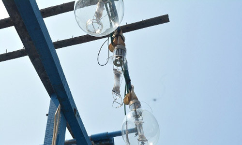 Bóng đèn trên tàu QNa 91865 bị bắn bể