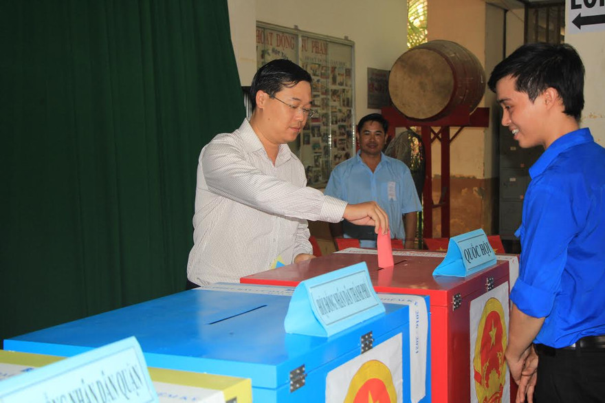 Anh Lê Quốc Phong, Ủy viên dự khuyết Trung ương Đảng, Bí thư thứ nhất Ban chấp hành Trung ương Đoàn thực hiện nghĩa vụ cử tri. Ảnh: Ngô Tùng.