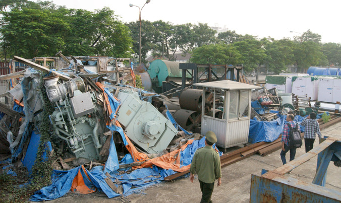 Máy móc, thiết bị hiện đại của Nhật, Đức, Hà Lan… được Vinashin nhập nguyên chiếc vẫn vứt chỏng chơ tại cảng Hải Phòng. Ảnh: Phạm Thanh.