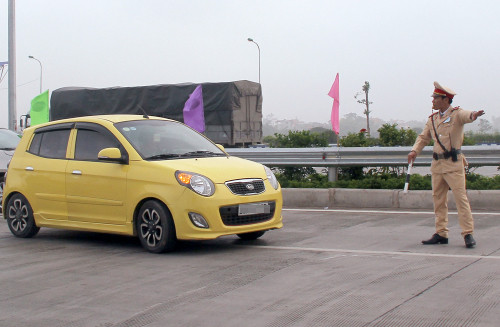 Hiện Phòng CSGT Công an TP Hà Nội chỉ tuyên truyền nhắc nhở đối với trường hợp chưa trang bị bình PCCC. Ảnh: Vnexpress.