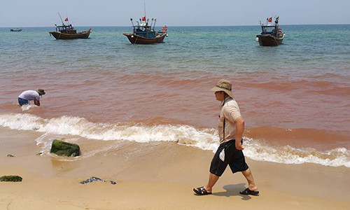 Vệt nước ven biển chuyển màu đỏ. Ảnh: Vnexpress