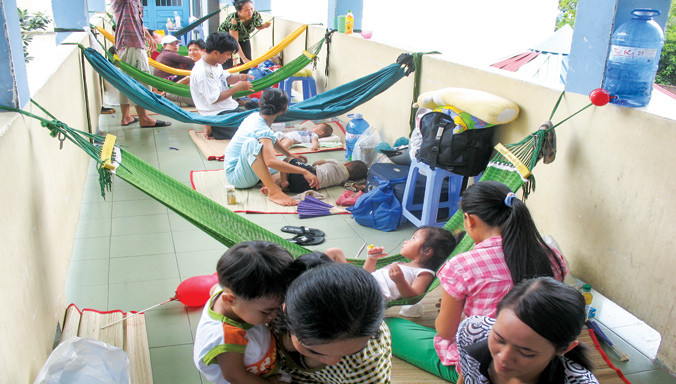 Quá tải đến nỗi nhiều năm nay bệnh nhi điều trị ở BV Nhi Đồng 1 TPHCM phải nằm ra cả hành lang. Ảnh: Lê Nguyễn.