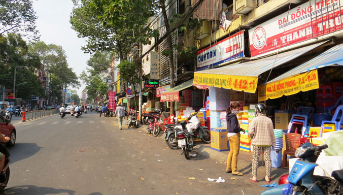 Vỉa hè đường Lê Hồng Phong bị chiếm hết làm nơi buôn bán, người đi bộ phải đi dưới lòng đường. Ảnh: Ngô Bình.