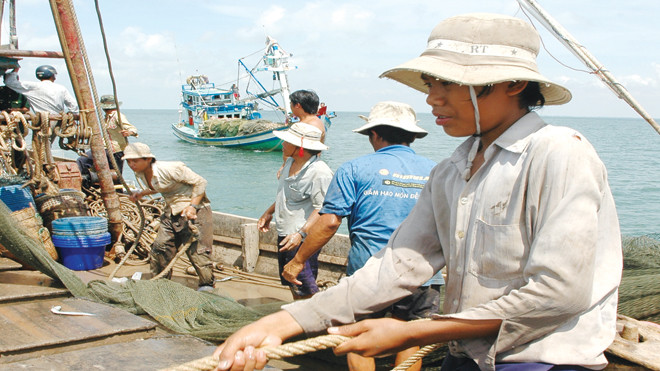 Các chủ tàu và người lao động trực tiếp trên tàu thuyền có công suất dưới 90CV là đối tượng được xác định bồi thường. Ảnh: Hồng Vĩnh.