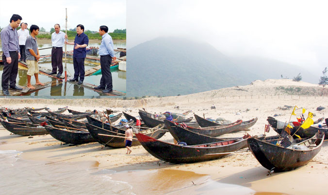 Hàng trăm con thuyền đánh cá của ngư dân thôn Ba Đồng, Kỳ Lợi (Hà Tĩnh) nằm gác bờ hơn chục ngày nay (ảnh lớn). Phó Thủ tướng Trịnh Đình Dũng thăm hỏi các hộ dân nuôi trồng bị thiệt hại tại TX Kỳ Anh (ảnh nhỏ). Ảnh: Minh Thùy.