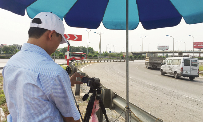 PV Tiền Phong tham gia khảo sát, đo đếm lưu lượng cùng một số cơ quan độc lập trên tuyến Pháp Vân - Cầu Giẽ thời gian qua. Ảnh: Anh Trọng.