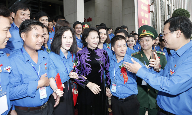 Chủ tịch Quốc hội Nguyễn Thị Kim Ngân trò chuyện với lãnh đạo T.Ư Đoàn và đại biểu thanh niên tiên tiến làm theo lời Bác. Ảnh: Như Ý.
