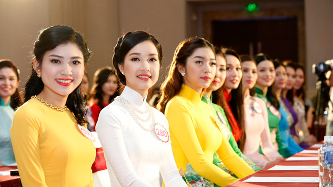 30 cô gái trình diện trong họp báo. Ảnh: Hồng Vĩnh.