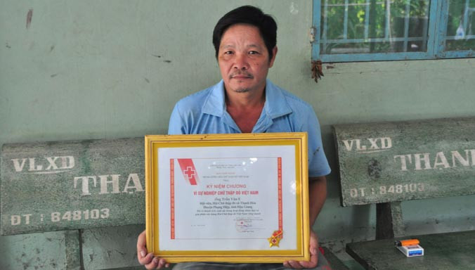Ông Trần Văn E đã hiến máu 66 lần. Ảnh: Hòa Hội.