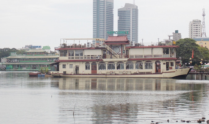 Có thiết kế từ 2 đến 3 tầng và chở từ 100 đến 200 khách nhưng nhiều nhà nổi, thuyền nổi trên Hồ Tây không phép, không đăng kiểm. Ảnh: Anh Trọng.