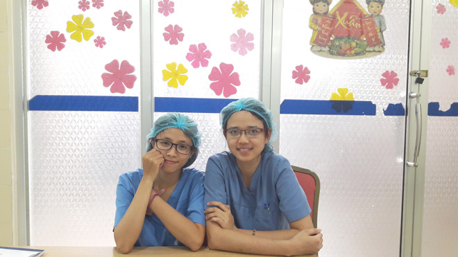 Thu và Huyền đang thực hành tại phòng mổ.