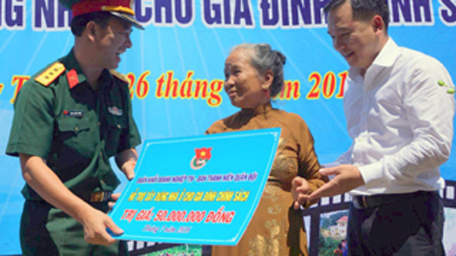 Lãnh đạo Tổng cục Chính trị Quân đội nhân dân Việt Nam, T.Ư Đoàn, Ban Thanh niên Quân đội thăm hỏi, tặng quà gia đình chính sách ở huyện Gio Linh, Quảng Trị, ngày 26/7. Ảnh: Nguyễn Minh.