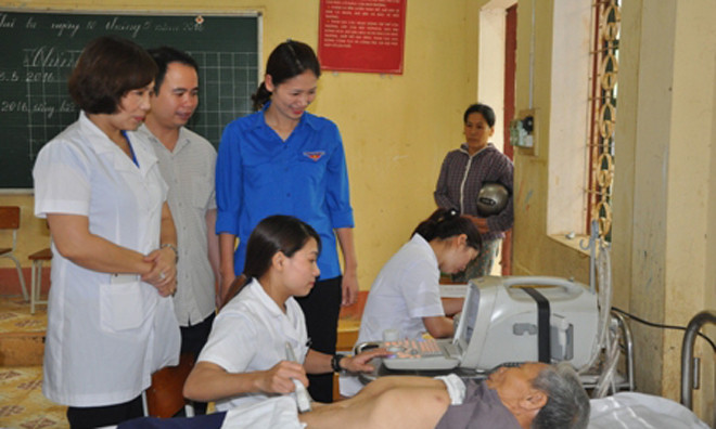 Thầy thuốc trẻ khám bệnh cho người nghèo.