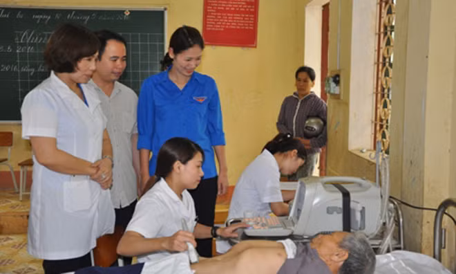 Thầy thuốc trẻ khám bệnh cho người nghèo.
