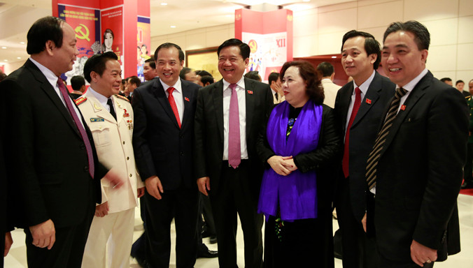 Đại biểu trao đổi bên lề hội nghị.